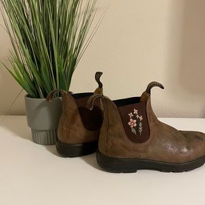BLUNDSTONES Size 8.5 Embroidered